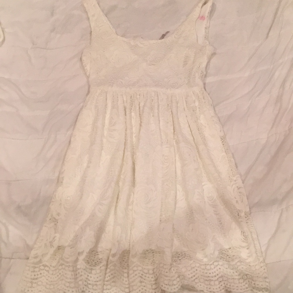 White lace dress. Size M. Ends mid thigh.